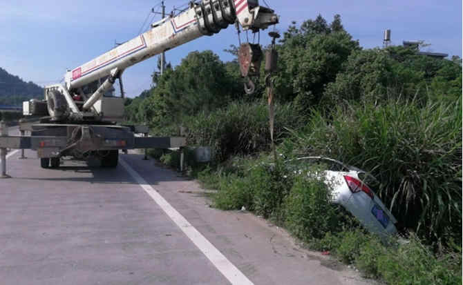 华宁重载吊车救援 华宁重载吊车救援